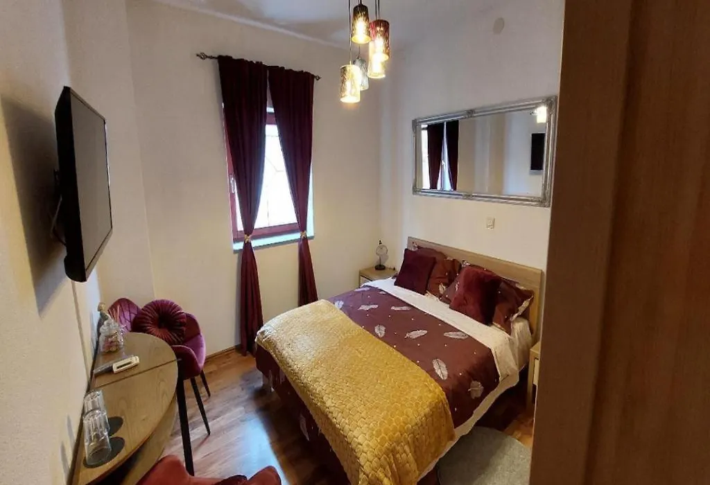 4 Colors Rooms, Cres-1